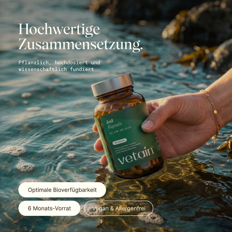 Eine Frauenhand hält ein Glas mit Vetains Jod Kapseln in einen kleinen Fluss. Die Kapseln haben eine hochwertige Zusammensetzung und optimale Bioverfügbarkeit. 6 Monats-Vorrat.
