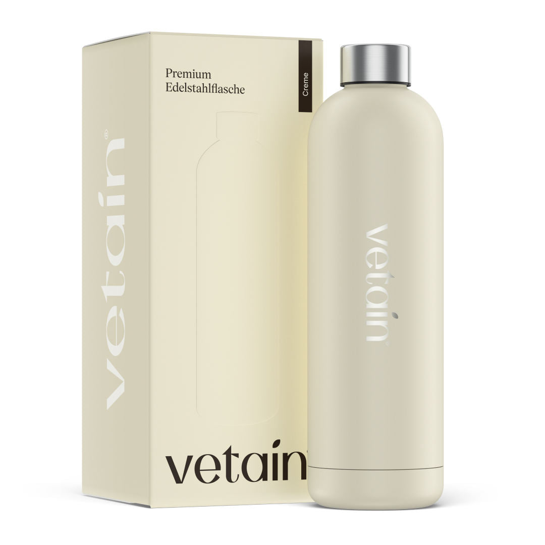 Edelstahlflasche von Vetain in der Farbe Creme mit einem dezenten, eleganten Vetain Logo. Dahinter der nachhaltige Verpackungskarton.
