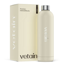 Edelstahlflasche von Vetain in der Farbe Creme mit einem dezenten, eleganten Vetain Logo. Dahinter der nachhaltige Verpackungskarton.