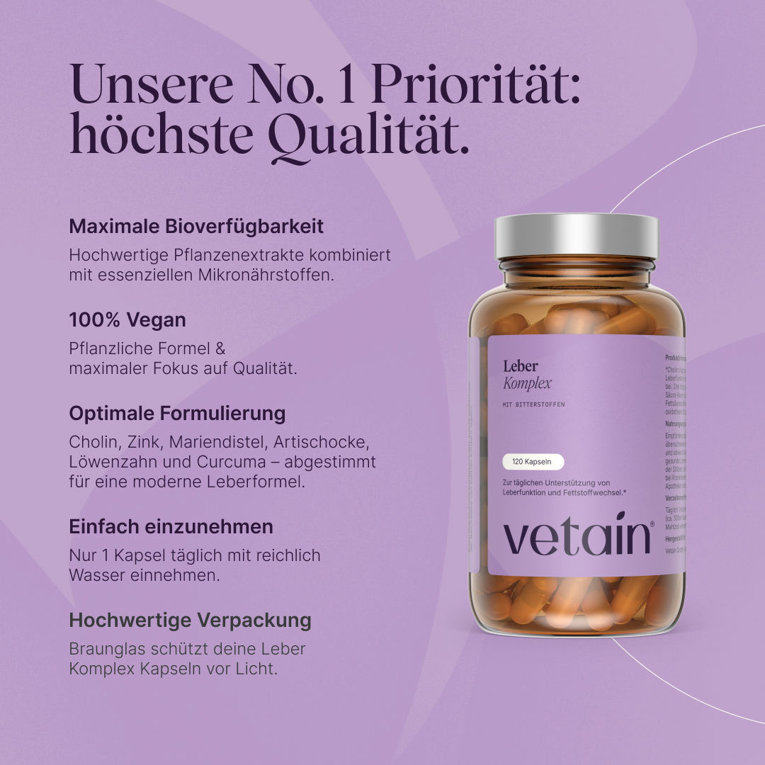 Vetain Leber Komplex Kapseln mit Bitterstoffen (120 Kapseln, Braunglas). Überschrift „Unsere No. 1 Priorität: höchste Qualität“. Merkmale: maximale Bioverfügbarkeit (Pflanzenextrakte mit essenziellen Mikronährstoffen), 100 % vegan, optimale Formulierung (Cholin, Zink, Mariendistel, Artischocke, Löwenzahn und Curcuma), einfach einzunehmen (1 Kapsel täglich), hochwertige Braunglas-Verpackung.