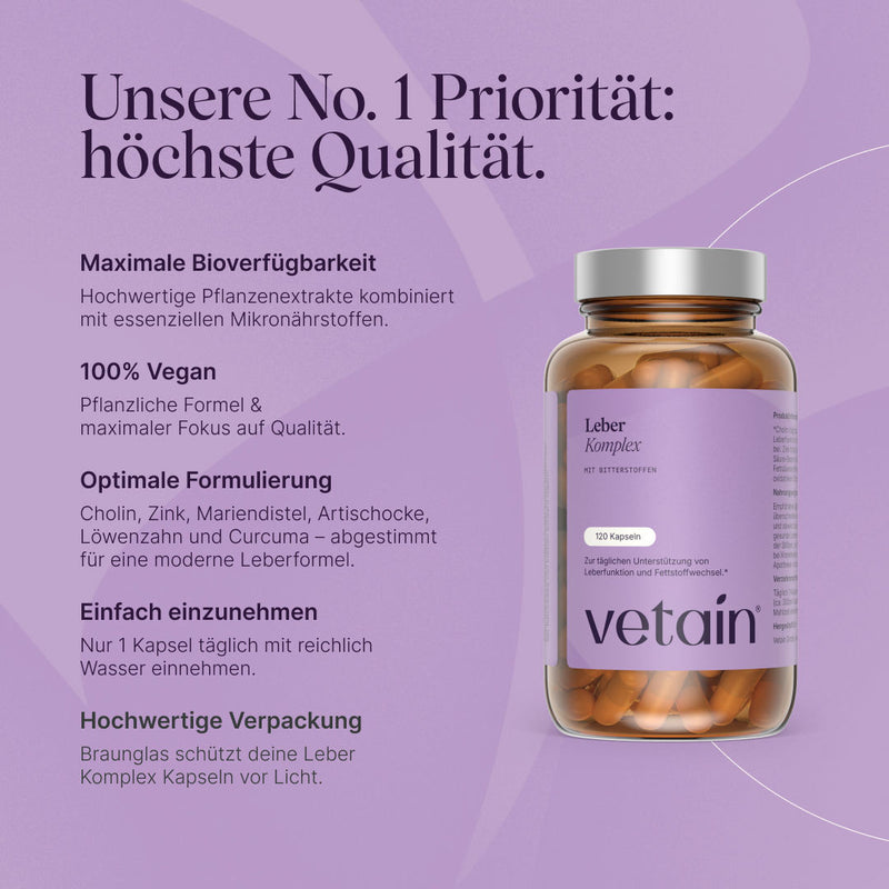 Vetain Leber Komplex Kapseln mit Bitterstoffen (120 Kapseln, Braunglas). Überschrift „Unsere No. 1 Priorität: höchste Qualität“. Merkmale: maximale Bioverfügbarkeit (Pflanzenextrakte mit essenziellen Mikronährstoffen), 100 % vegan, optimale Formulierung (Cholin, Zink, Mariendistel, Artischocke, Löwenzahn und Curcuma), einfach einzunehmen (1 Kapsel täglich), hochwertige Braunglas-Verpackung.