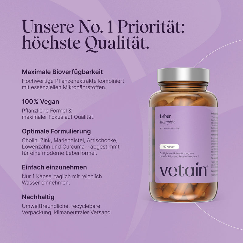 Vetains Leberkomplex Kapseln im Glas und Erklärungen zu Vetains Nummer 1 Priorität: Höchste Qualität. Die Kapseln sind vegan, optimal formuliert, einfach einzunehmen, nachhaltig und haben eine maximale Bioverfügbarkeit.