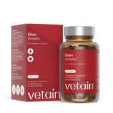 Vetains Eisenkomlpex Kapseln im hochwertigen Braunglas. Schräg dahinter der nachhaltige Verpackungskarton.