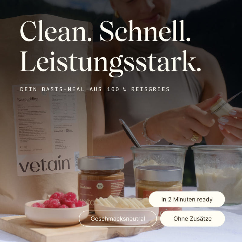 Vetains Reispudding ist clean, schnell und leistungsstark. In 2 Minuten fertig und geschmacksneutral. Auf dem Bild schneidet Maria Haas Obst als Toppings für den Reispudding