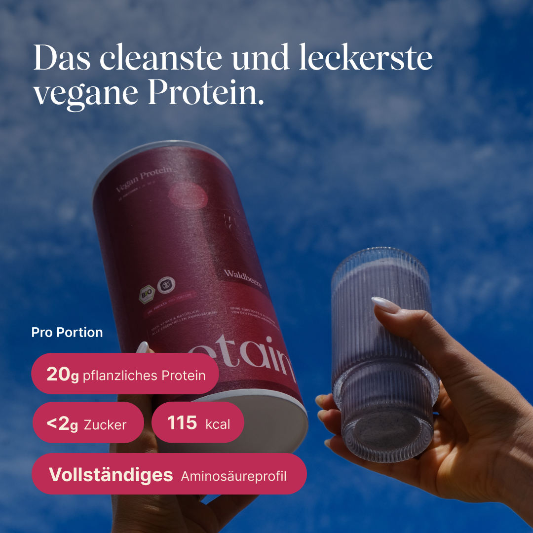 Vegan Protein Waldbeere: Das cleanste und leckerste vegane Protein. Nährwerte pro Portion: 20g Protein, <2g Zucker, 115 Kalorien. Vollständiges Aminosäureprofil. 
