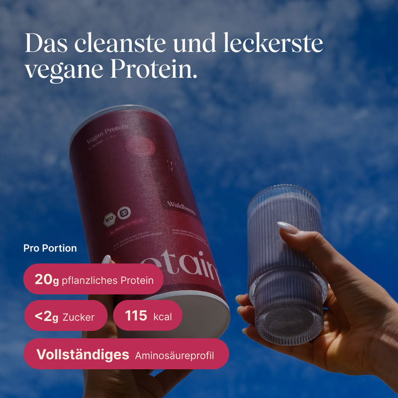 Vegan Protein Waldbeere: Das cleanste und leckerste vegane Protein. Nährwerte pro Portion: 20g Protein, <2g Zucker, 115 Kalorien. Vollständiges Aminosäureprofil. 