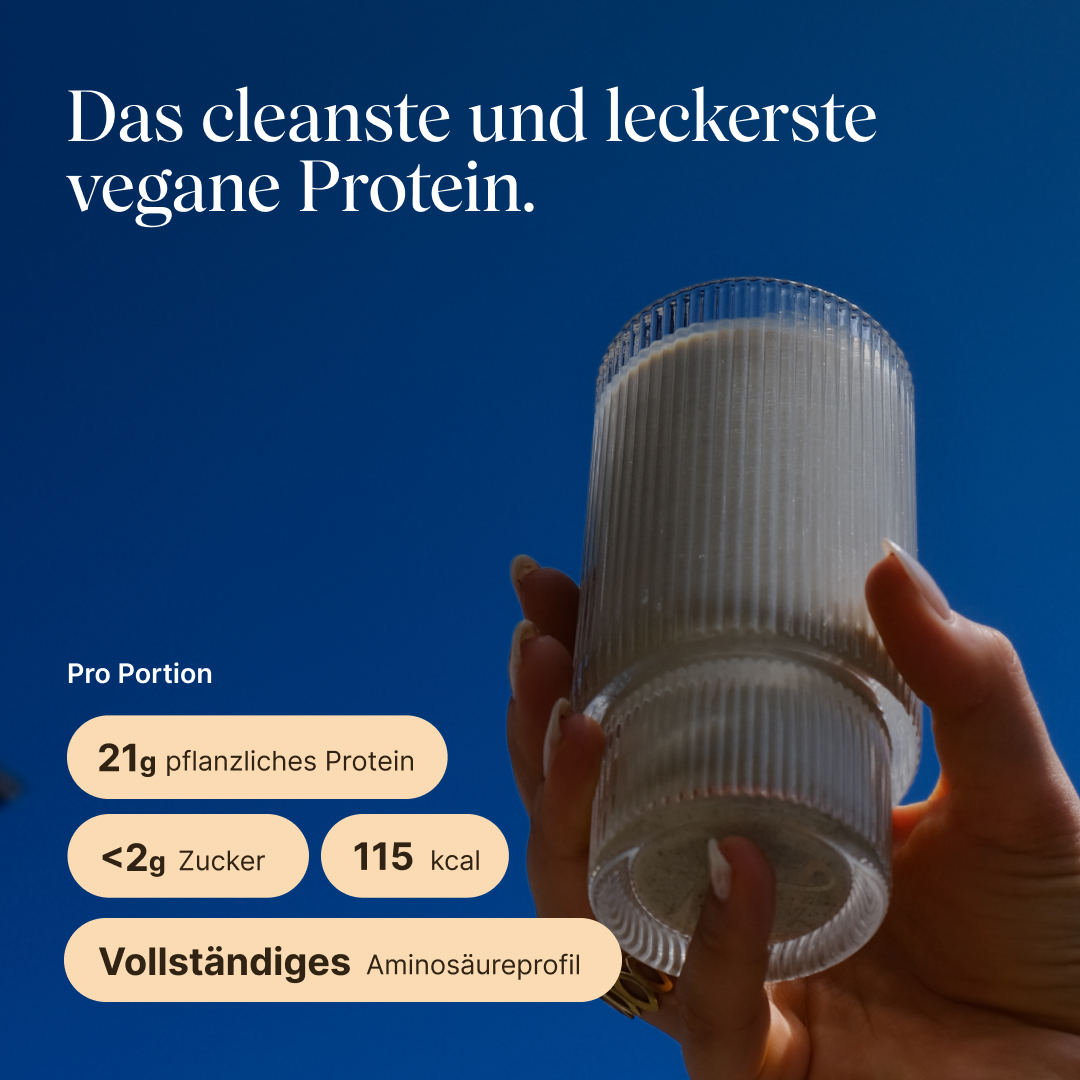 Vegan Protein Zimt: Das cleanste und leckerste vegane Protein. Nährwerte pro Portion: 21g Protein, <2g Zucker, 115 Kalorien. Vollständiges Aminosäureprofil. 