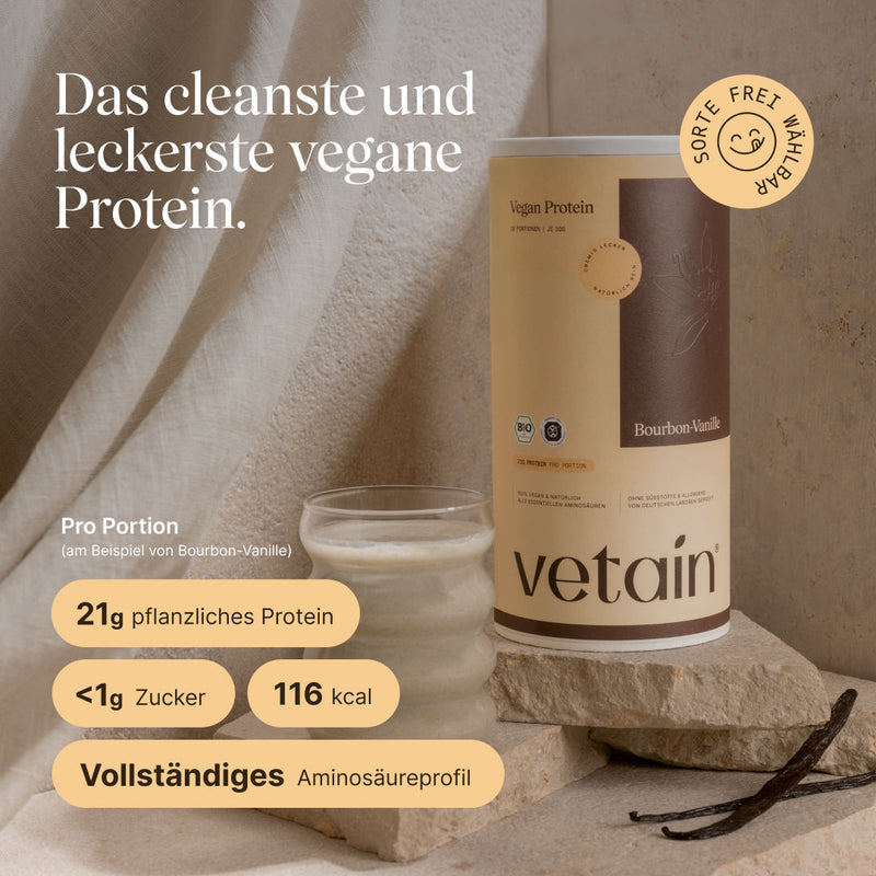 Proteinpulver vegan von Vetain. Das cleanste und leckerste vegane Protein. Am Beispiel von Bourbin-Vanille: 21g pflanzliches Protein, unter 1g Zucker, 116 kcal, vollständiges Aminosäureprofil pro Portion. Sorte frei wählbar
