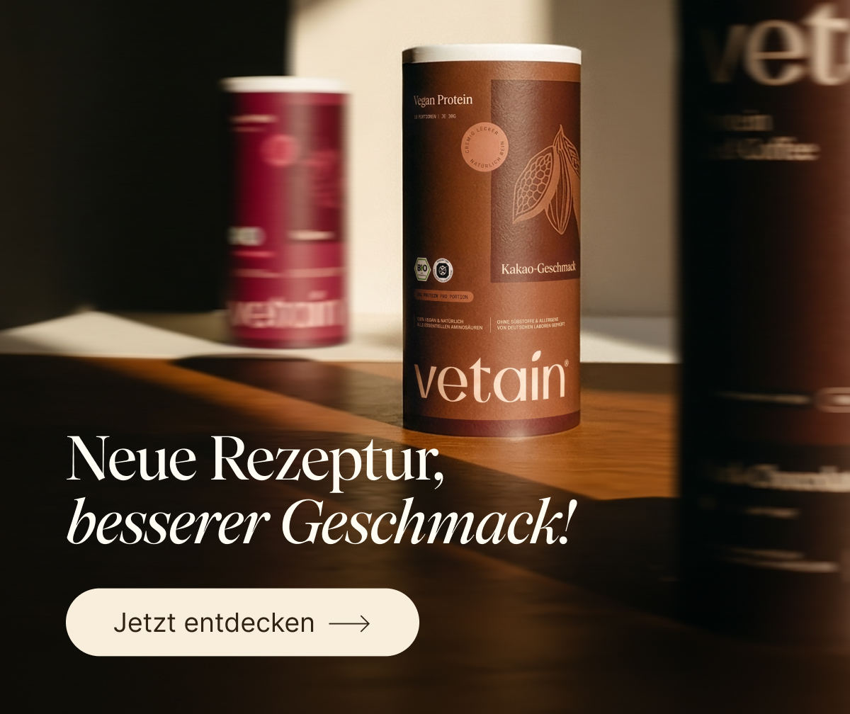 Neue Rezeptur, besserer Geschmack: Das Proteinpulver von Vetain - jetzt entdecken! Auf dem Bild zu sehen ist eine Dose des pflanzlichen Proteinpulvers Kakao-Geschmack von Vetain