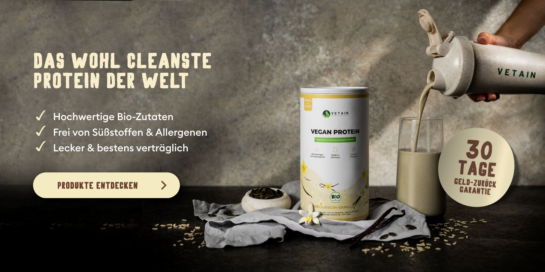 Vetain cleanstes Protein der Welt. Hochwertige Bio-Zutaten, Frei von Süßstoffen & Allergenen, lecker & bestens verträglich. 30 Tage Geld-zurück-Garantie. Vetain veganes Vanille Proteinpulver steht mit Zutaten verstreut um die Dose auf einer Serviette und Glas mit Vanille Shake steht neben der Dose.