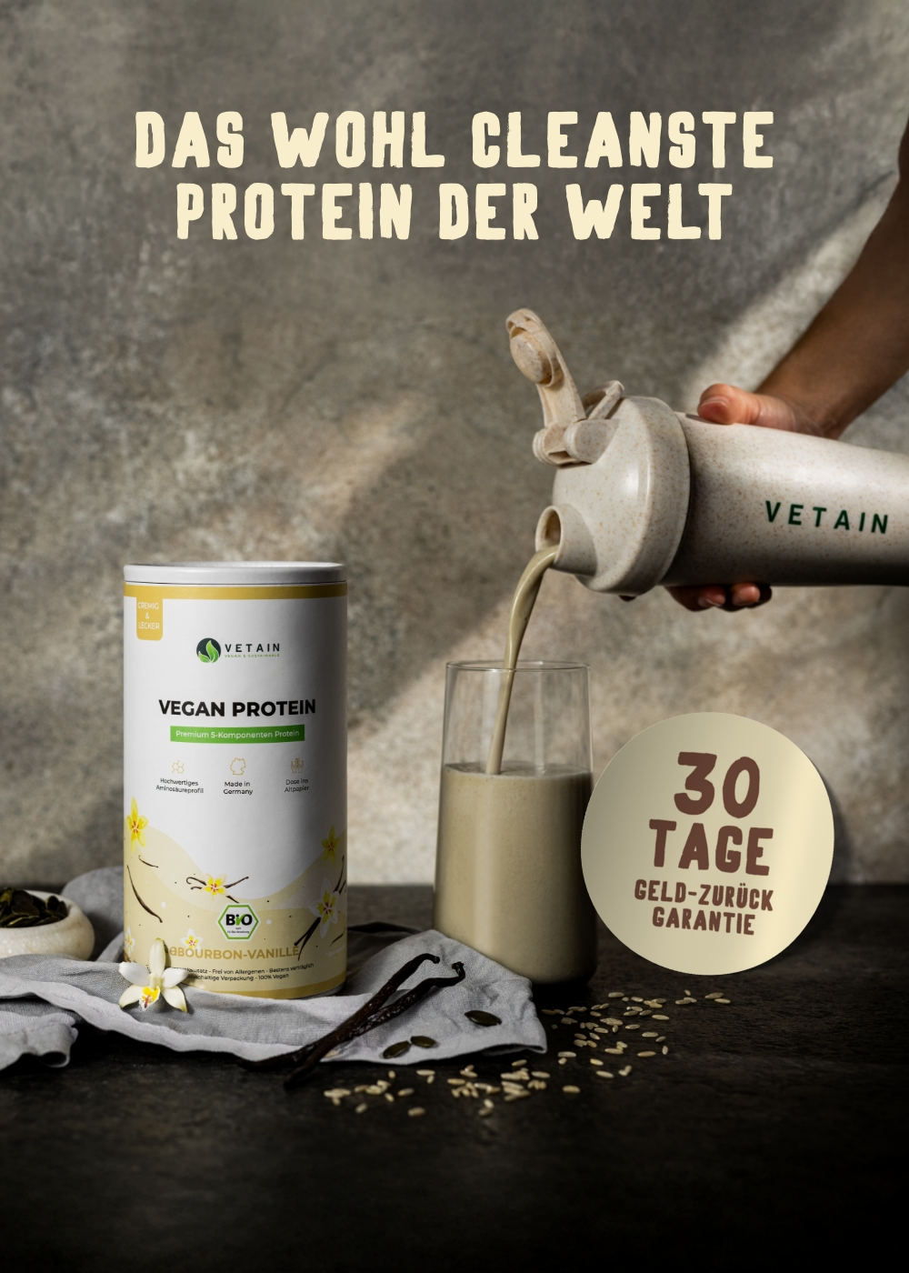 Vetain cleanstes Protein der Welt. Vetain veganes Vanille Proteinpulver steht mit Zutaten verstreut um die Dose auf einer Serviette und Glas mit Vanille Shake steht neben der Dose.