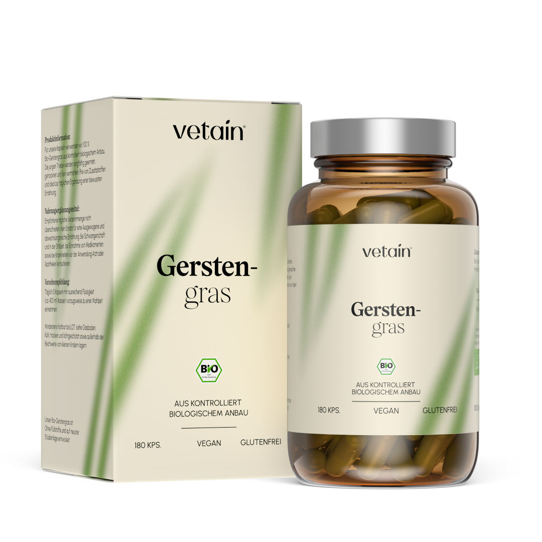 Vetain Gerstengras Bio-Kapseln: braune Glasflasche mit 180 Kapseln und passende Verpackungsbox. Gekennzeichnet mit Bio-Siegel, vegan und glutenfrei, aus kontrolliert biologischem Anbau. Weißer Hintergrund.