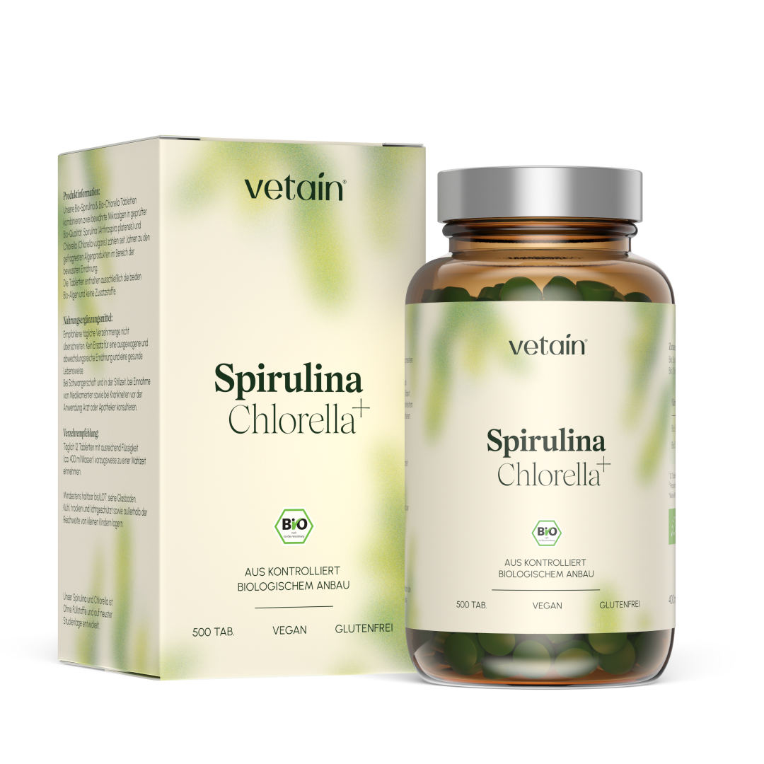 Vetain Spirulina + Chlorella Bio-Nahrungsergänzungsmittel: braune Glasflasche mit 500 Tabletten und passende Verpackungsbox. Gekennzeichnet mit Bio-Siegel, vegan und glutenfrei. Weißer Hintergrund.