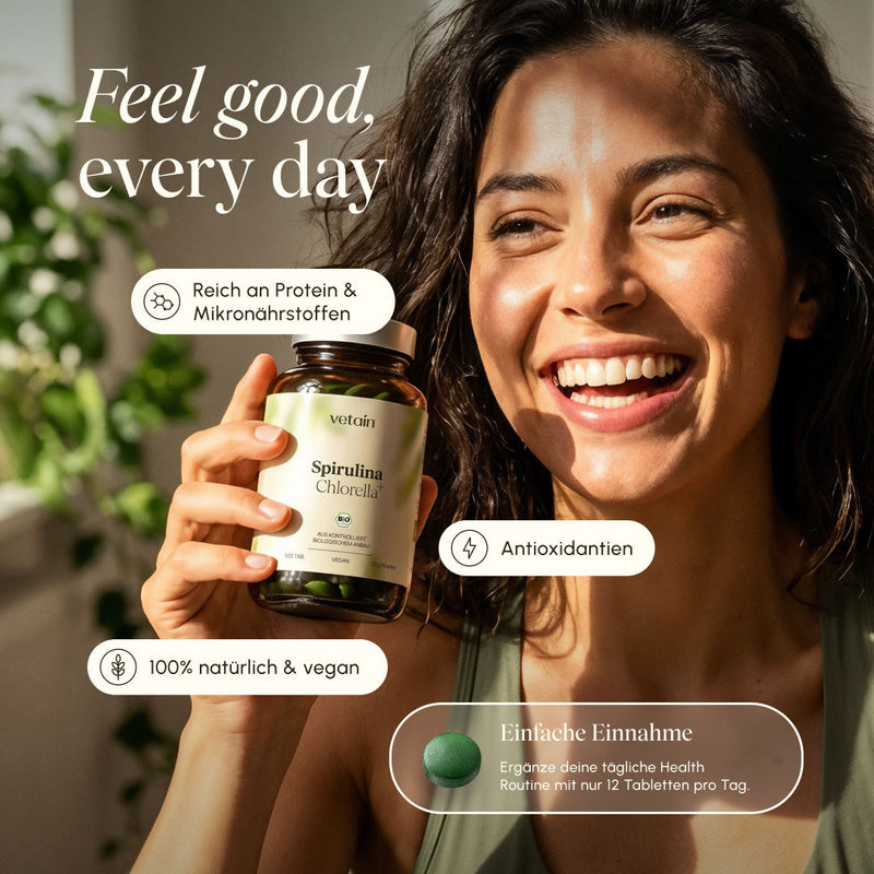 Lächelnde Frau hält Vetain Spirulina Chlorella+ Flasche in die Kamera. Text: „Feel good, every day." Produktvorteile als Badges: Reich an Protein & Mikronährstoffen, Antioxidantien, 100% natürlich & vegan. Einnahmehinweis: 12 Tabletten pro Tag.