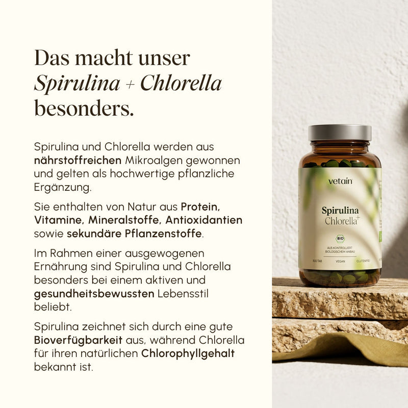 Vetain Spirulina + Chlorella Glas (500 Tabletten, vegan, glutenfrei) auf einem Naturstein. Beschreibungstext erklärt die Besonderheiten: nährstoffreiche Mikroalgen mit Protein, Vitaminen, Mineralstoffen, Antioxidantien und sekundären Pflanzenstoffen. Spirulina für Bioverfügbarkeit, Chlorella für Chlorophyllgehalt.