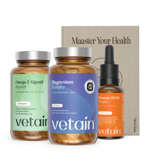 Vetain Daily Essentials Bundle Übersicht: Omega-3 Algenöl Kapseln, Magnesium Komplex und Vitamin D3/K2 Tropfen nebeneinander mit dem Buch „Maaster Your Health