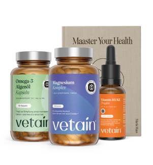 Vetain Daily Essentials Bundle mit Omega-3 Algenöl Kapseln, Magnesium Komplex, Vitamin D3/K2 Tropfen und eBook Master Your Health, freigestellt.