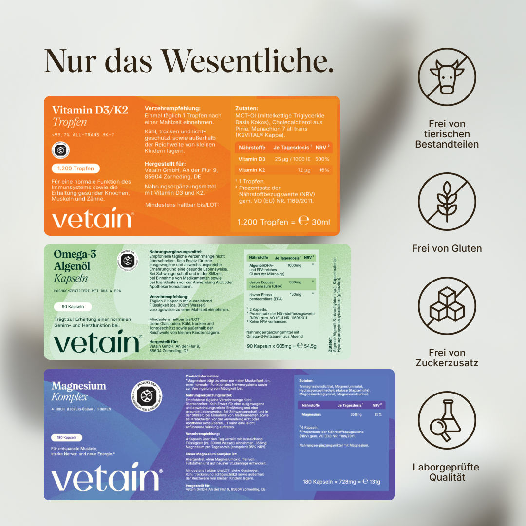 Etiketten der Vetain Daily Essentials: Vitamin D3/K2 Tropfen (25 µg D3, 12 µg K2 pro Tropfen), Omega-3 Algenöl Kapseln (300 mg DHA, 150 mg EPA pro Tagesdosis) und Magnesium Komplex (358 mg Magnesium pro Tagesdosis). Icons: frei von tierischen Bestandteilen, glutenfrei, ohne Zuckerzusatz, laborgeprüfte Qualität.