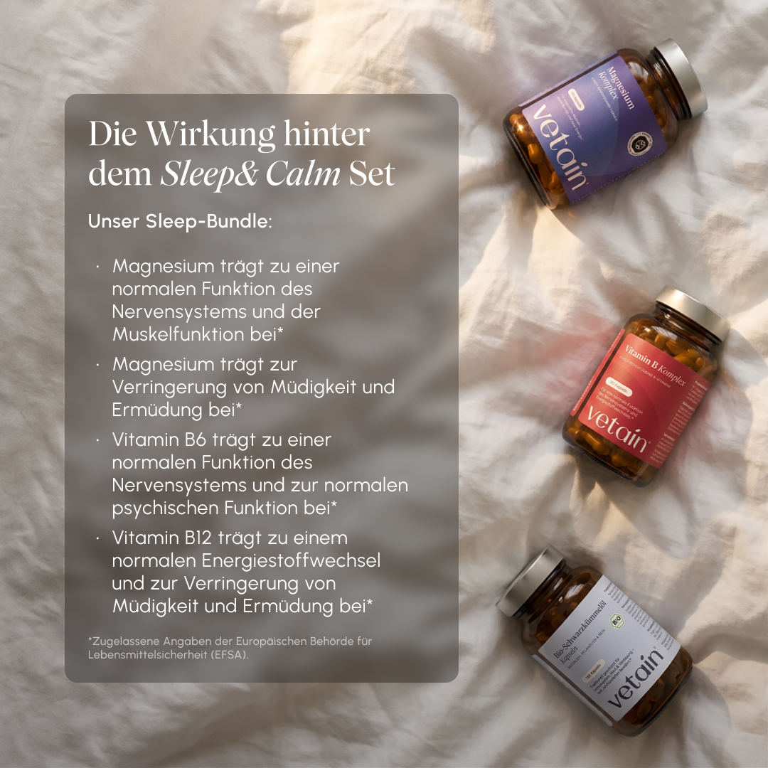 Vetain Sleep & Calm Bundle – Magnesium Complex, Vitamin B Complex, and Organic Black Seed Oil Capsules lying on white bedding. Text overlay "The effect behind the Sleep & Calm Set": Magnesium for the nervous system and muscle function, Magnesium against fatigue, Vitamin B6 for the nervous system and psychological function, Vitamin B12 for energy metabolism and reduced fatigue (EFSA-approved claims)