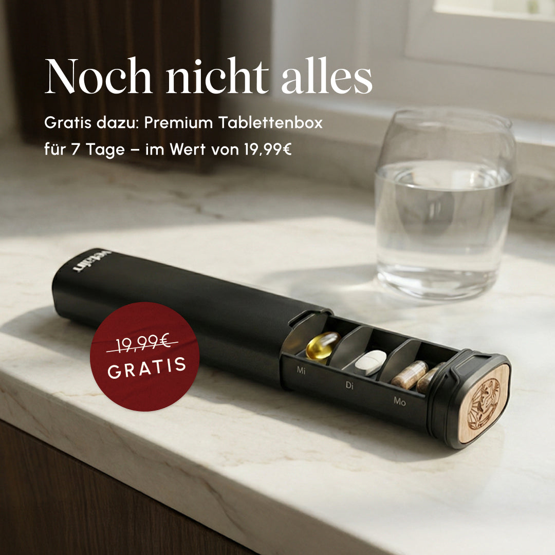 Schwarze Vetain Premium-Tablettenbox für 7 Tage auf Marmorunterlage neben einem Wasserglas, geöffnet mit sichtbaren Kapseln in den Tagesfächern Mo, Di, Mi. Text: „Noch nicht alles – Gratis dazu: Premium Tablettenbox für 7 Tage im Wert von 19,99€". Badge: 19,99€ durchgestrichen – Gratis

