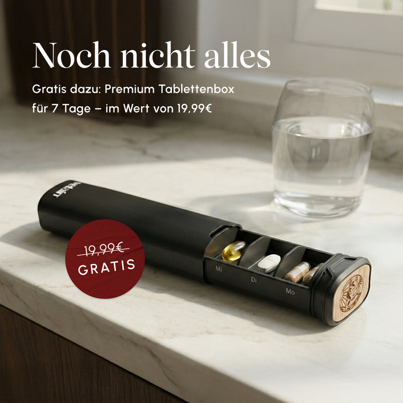 Schwarze Vetain Premium-Tablettenbox für 7 Tage auf Marmorunterlage neben einem Wasserglas, geöffnet mit sichtbaren Kapseln in den Tagesfächern Mo, Di, Mi. Text: „Noch nicht alles – Gratis dazu: Premium Tablettenbox für 7 Tage im Wert von 19,99€". Badge: 19,99€ durchgestrichen – Gratis
