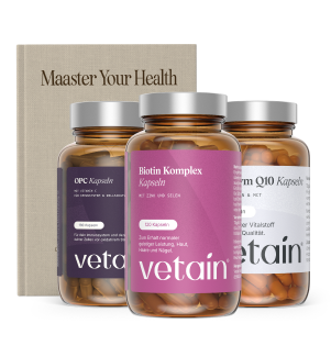 Vetain Inner Beauty Bundle Übersicht: OPC Kapseln, Biotin Komplex Kapseln und Coenzym Q10 Kapseln nebeneinander mit dem Buch „Maaster Your Health