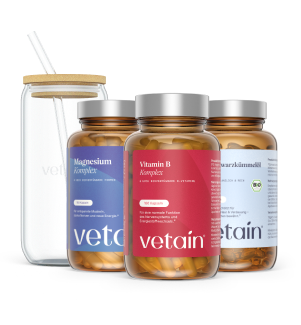 Vetain Sleep & Calm Bundle Übersicht: Magnesium Komplex, Vitamin B Komplex und Bio-Schwarzkümmelöl Kapseln nebeneinander mit dem gratis Trinkglas mit Bambusdeckel und Glasstrohhalm