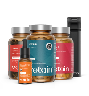 Vetain Women Essentials Bundle mit Eisen + Vitamin C, Calcium, Vitamin B Komplex, Vitamin D3/K2 Tropfen und Tablettenbox, freigestellt.