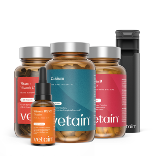Vetain Women Essentials Bundle Übersicht: Eisen + Vitamin C Kapseln, Calcium Tabletten, Vitamin B Komplex Kapseln und Vitamin D3/K2 Tropfen nebeneinander, daneben die schwarze Premium-Tablettenbox