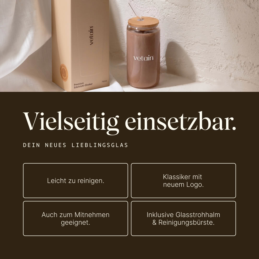 Vetains Trinkglas ist vielseitig einsetzbar. Es ist leicht zu reinigen, ein Klassiker mit neuem Logo, auch zum Mitnehmen geeignet, inklusive Glasstrohhalm & Reinigungsbürste