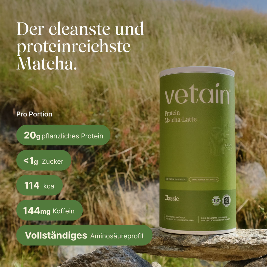 Dose vetain Protein Matcha-Latte in the Classic flavor on a stone in front of a sunny grassland. Headline: 'The cleanest and most protein-rich Matcha.' Information per serving: 20 g plant-based protein, under 1 g sugar, 114 kcal, 144 mg caffeine, complete amino acid profile.
