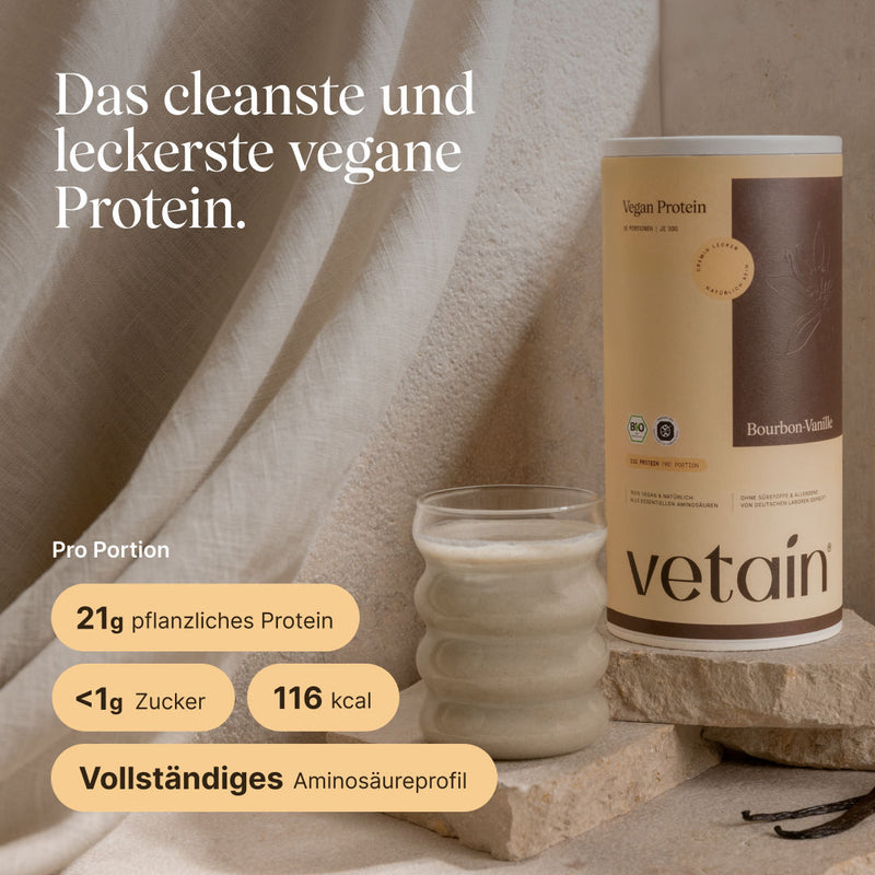 Can of vetain Vegan Protein in the Bourbon Vanilla flavor next to a glass with a prepared protein shake on a stone surface, with light fabric and vanilla pods in the background. Headline: 'The cleanest and tastiest vegan protein.' Information per serving: 21 g plant-based protein, under 1 g sugar, 116 kcal, complete amino acid profile.