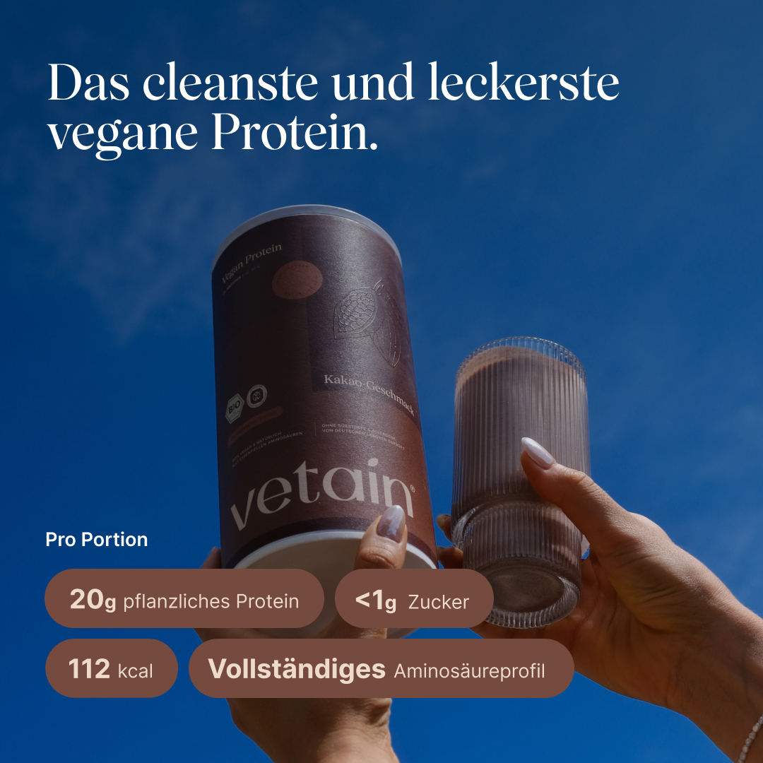 Hand hält eine Dose vetain Vegan Protein in der Geschmacksrichtung Kakao gegen blauen Himmel, daneben ein Glas mit fertig zubereitetem Proteinshake. Überschrift: ‚Das cleanste und leckerste vegane Protein.' Angaben pro Portion: 20 g pflanzliches Protein, unter 1 g Zucker, 112 kcal, vollständiges Aminosäureprofil.