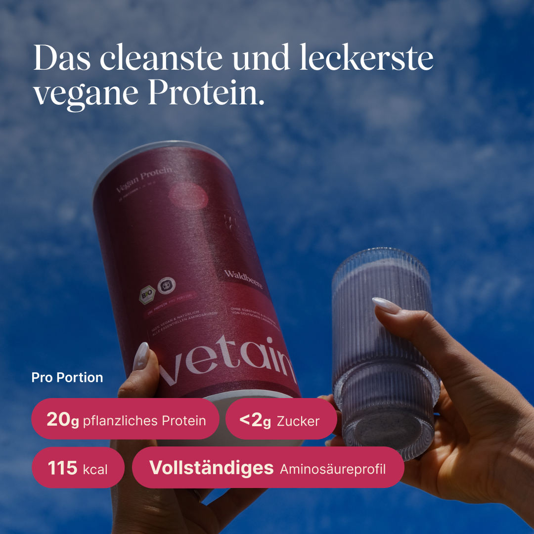 Hand holding a can of vetain Vegan Protein in forest berry flavor against a blue sky, next to a glass with a prepared protein shake. Headline: 'The cleanest and tastiest vegan protein.' Per serving: 20 g plant-based protein, under 2 g sugar, 115 kcal, complete amino acid profile