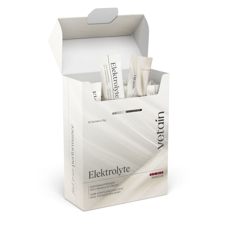 Geöffnete vetain Elektrolyte Maracuja Box (30 Sachets à 10g) auf weißem Hintergrund mit herausragenden Einzelsticks. Aufschrift: kokoswasserbasiert, 100% vegan & natürlich, ohne künstliche Süßstoffe, ideal für nach dem Sport.
