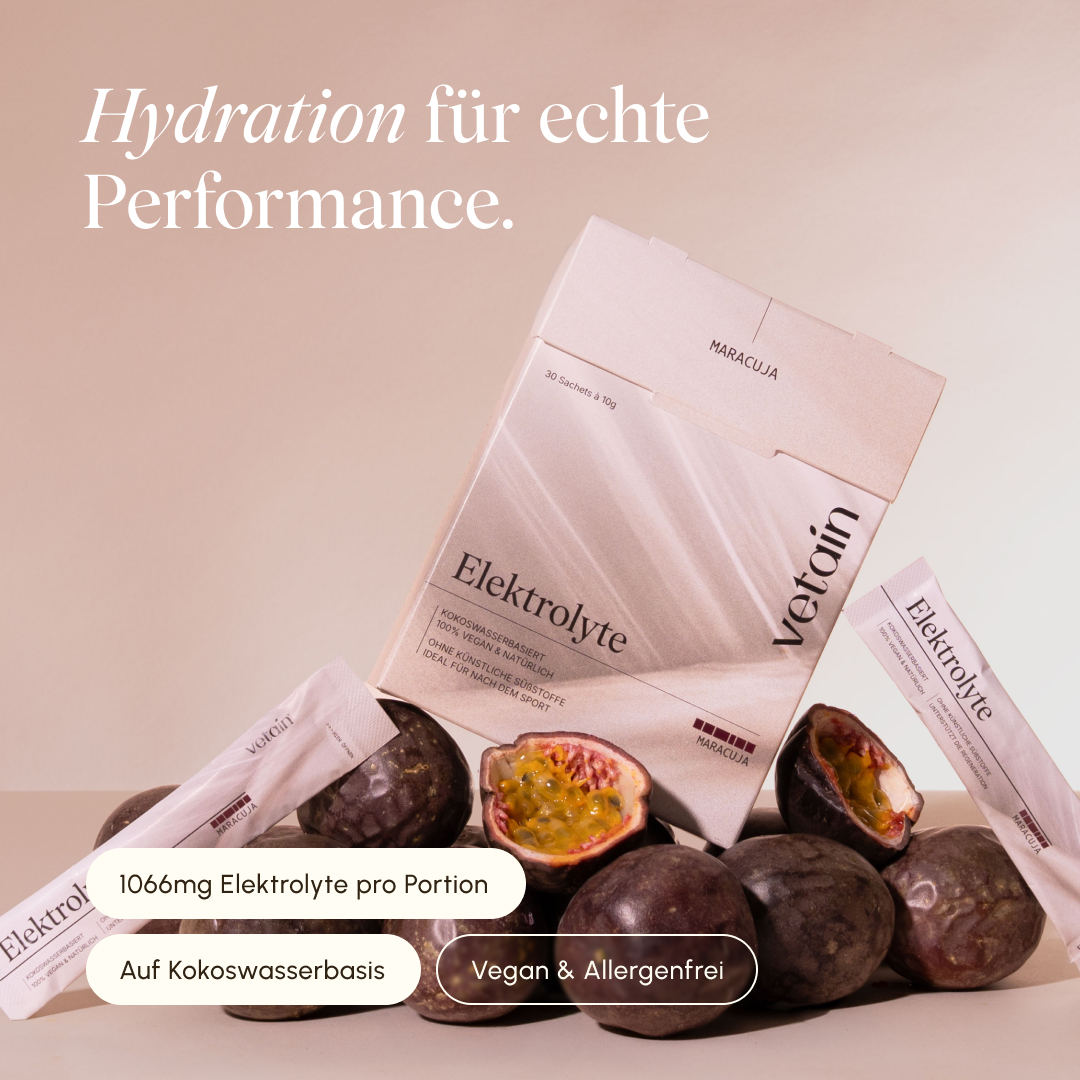 vetain Electrolytes Maracuja folding box with 30 sachets of 10 g and individual sticks on a beige background, surrounded by fresh, halved passion fruits. Notes: 1066 mg electrolytes per serving, coconut water-based, vegan and allergen-free.