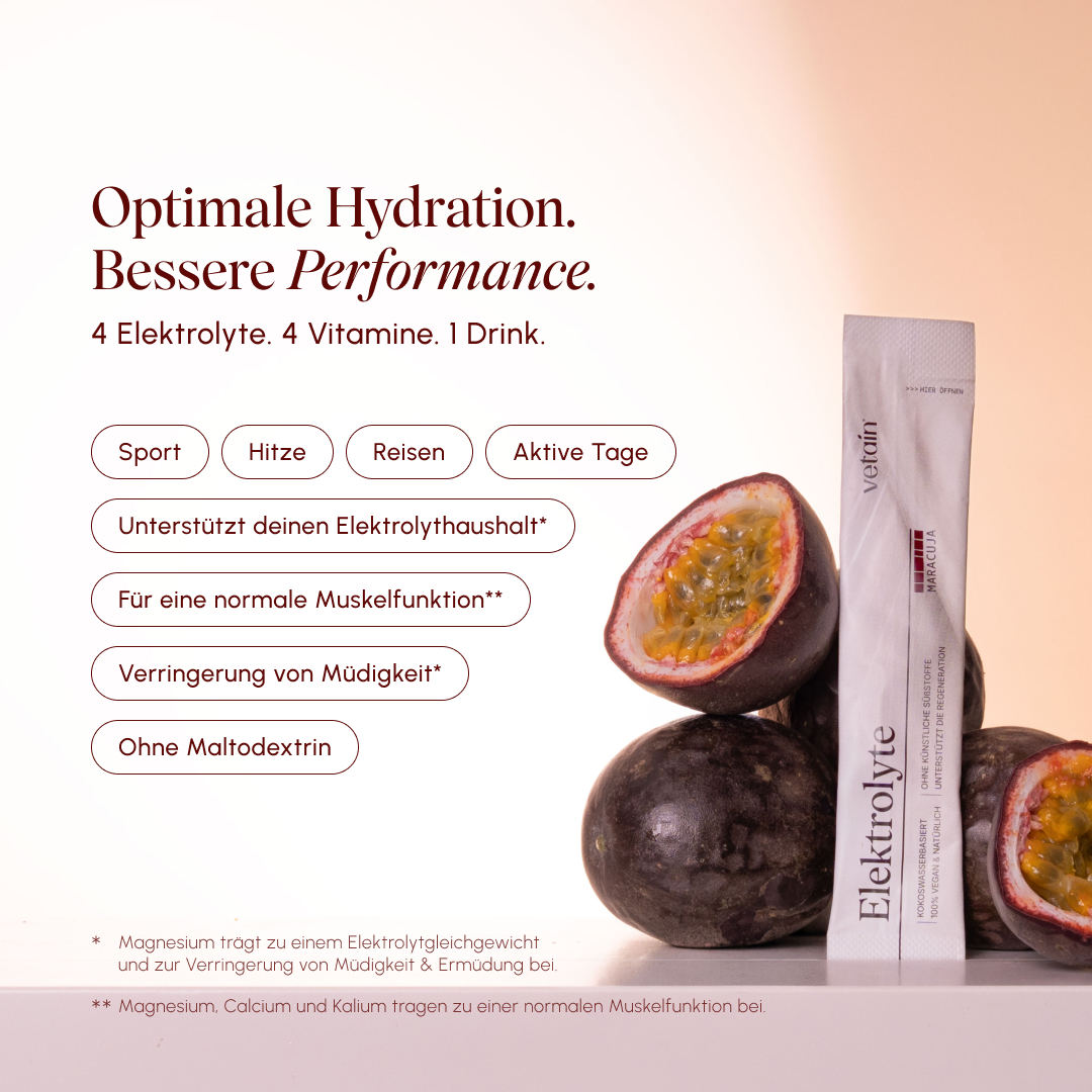 vetain Elektrolyte Maracuja Stick angelehnt an frische Maracujas. Text: „Optimale Hydration. Bessere Performance. 4 Elektrolyte. 4 Vitamine. 1 Drink." Anwendungsbereiche: Sport, Hitze, Reisen, Aktive Tage. Vorteile: unterstützt Elektrolythaushalt, normale Muskelfunktion, Verringerung von Müdigkeit, zuckerfrei.