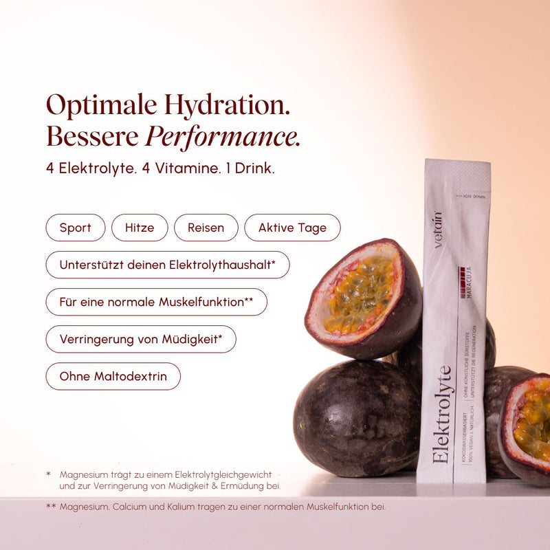 vetain Elektrolyte Maracuja Stick angelehnt an frische Maracujas. Text: „Optimale Hydration. Bessere Performance. 4 Elektrolyte. 4 Vitamine. 1 Drink." Anwendungsbereiche: Sport, Hitze, Reisen, Aktive Tage. Vorteile: unterstützt Elektrolythaushalt, normale Muskelfunktion, Verringerung von Müdigkeit, zuckerfrei.