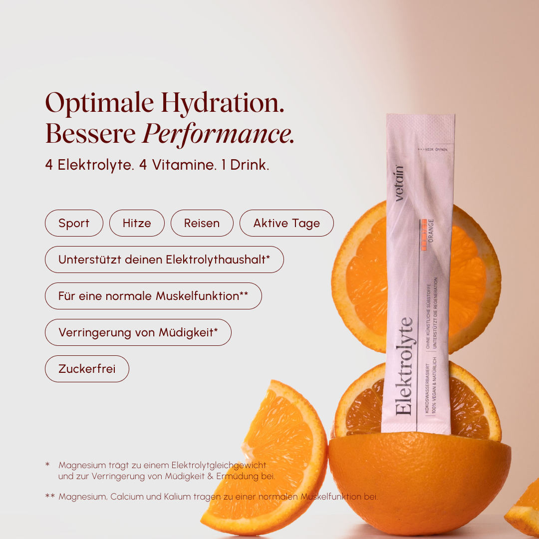 Ein „vetain Elektrolyte“-Pulver (Geschmacksrichtung Orange) Portionsstick ist dekorativ in einer aufgeschnittenen Orange platziert. Der Text hebt die Vorteile für Sport, Hitze, Reisen und aktive Tage hervor, darunter die Unterstützung des Elektrolythaushalts, der Muskelfunktion (durch Magnesium, Calcium, Kalium) und die Verringerung von Müdigkeit.

