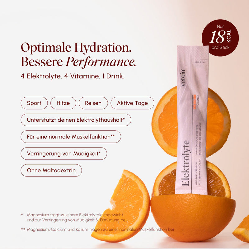 vetain Elektrolyte Orange Stick in halbierten Orangen; Textgrafik nennt 4 Elektrolyte, 4 Vitamine, die Einsatzbereiche Sport, Hitze, Reisen und aktive Tage sowie 18 kcal pro Stick.