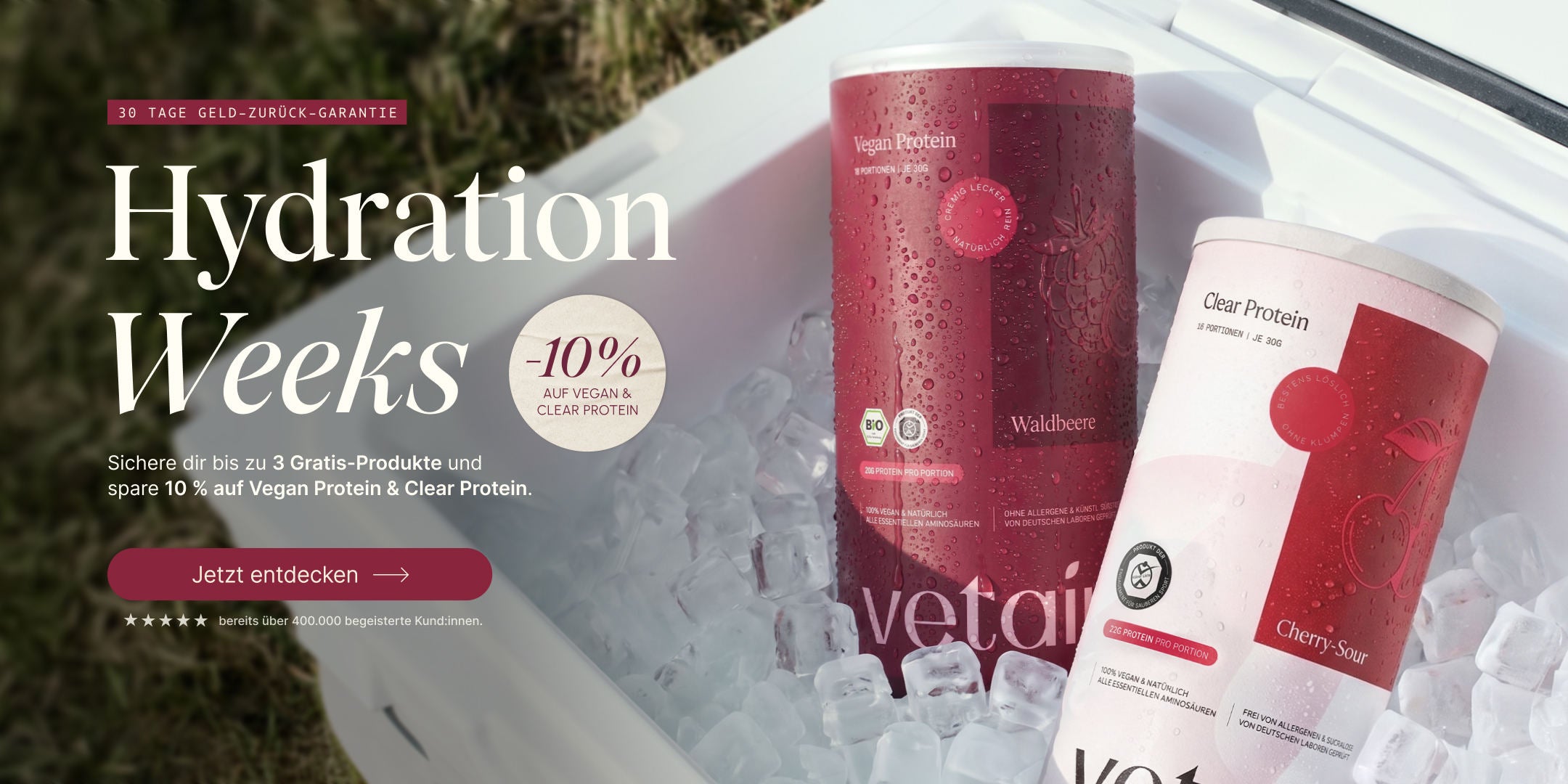 Hydration-Weeks-Banner von vetain: Dosen Vegan Protein Waldbeere und Clear Protein Cherry-Sour in einer Kühlbox mit Eiswürfeln; Störer mit 10 % Rabatt auf Vegan und Clear Protein, 30 Tage Geld-zurück-Garantie und bis zu 3 Gratis-Produkten.