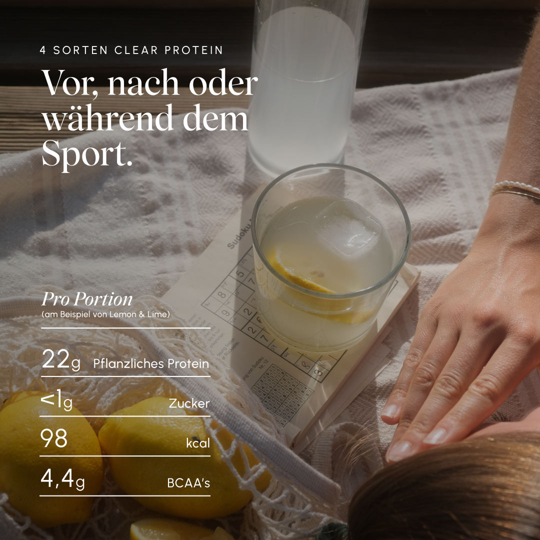 Glas mit klarem Clear-Protein-Getränk mit Zitronenscheibe und Eis auf einem Tablett, daneben Zitronen und eine Hand; Textgrafik nennt 4 Sorten Clear Protein sowie pro Portion 22 g pflanzliches Protein, unter 1 g Zucker, 98 kcal und 4,4 g BCAA (Beispiel Lemon & Lime).