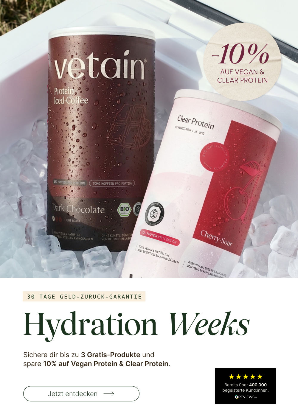 Hydration-Weeks-Banner von vetain im Hochformat: Dosen Protein Iced-Coffee Dark-Chocolate und Clear Protein Cherry-Sour in einer Kühlbox mit Eiswürfeln; 10 % Rabatt auf Vegan und Clear Protein sowie bis zu 3 Gratis-Produkte.