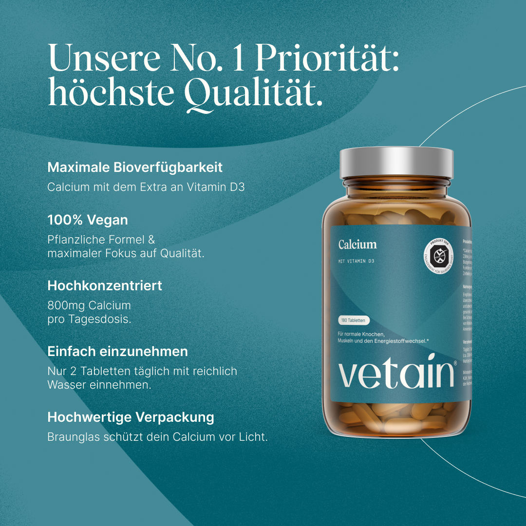 Vetain Calcium mit Vitamin D3 (180 Tabletten, Braunglas). Überschrift „Unsere No. 1 Priorität: höchste Qualität“. Merkmale: maximale Bioverfügbarkeit (Calcium mit Vitamin D3), 100 % vegan, hochkonzentriert (800 mg Calcium pro Tagesdosis), einfach einzunehmen (2 Tabletten täglich), hochwertige Braunglas-Verpackung.