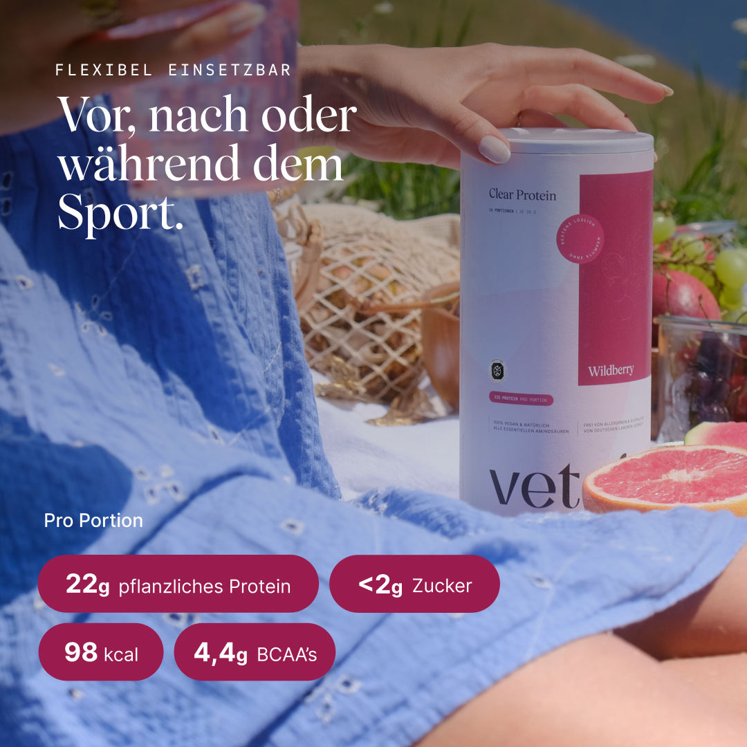 Vetain Clear Protein Wildberry Dose bei einem sonnigen Picknick mit aufgeschnittener Grapefruit und Getränk. Überschrift „Flexibel einsetzbar – vor, nach oder während dem Sport.“ Nährwerte pro Portion: 22 g pflanzliches Protein, <2 g Zucker, 98 kcal, 4,4 g BCAAs.