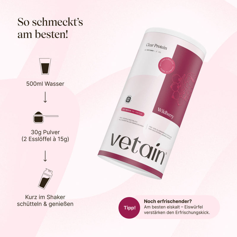Zubereitungs-Grafik „So schmeckt’s am besten!“ für Vetain Clear Protein Wildberry: 500 ml Wasser, 30 g Pulver (2 Esslöffel à 15 g), kurz im Shaker schütteln. Tipp: eiskalt mit Eiswürfeln genießen.