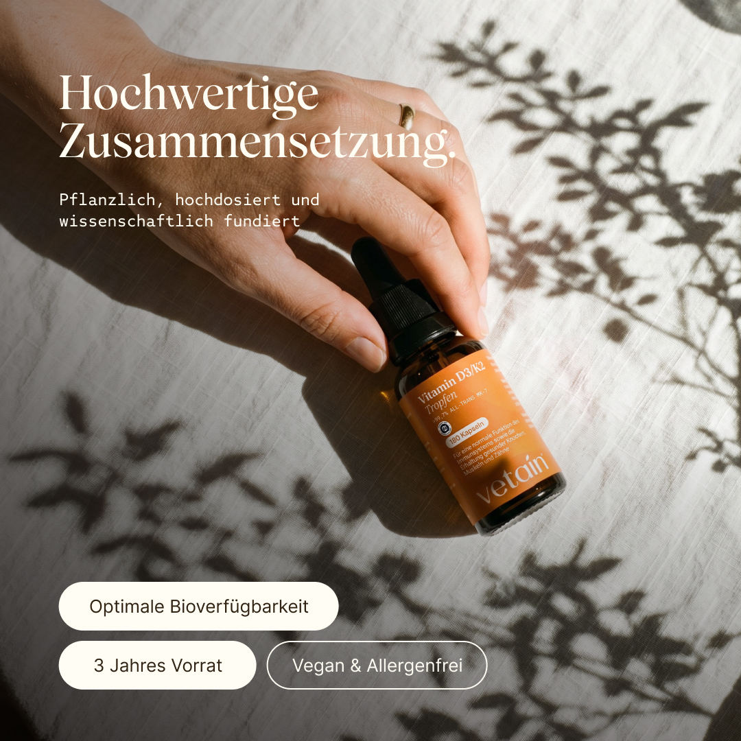 Hand hält Vetain Vitamin D3/K2 Tropfen auf hellem Leinen mit Pflanzenschatten. Überschrift „Hochwertige Zusammensetzung.“ Pflanzlich, 3-Jahres-Vorrat, vegan.