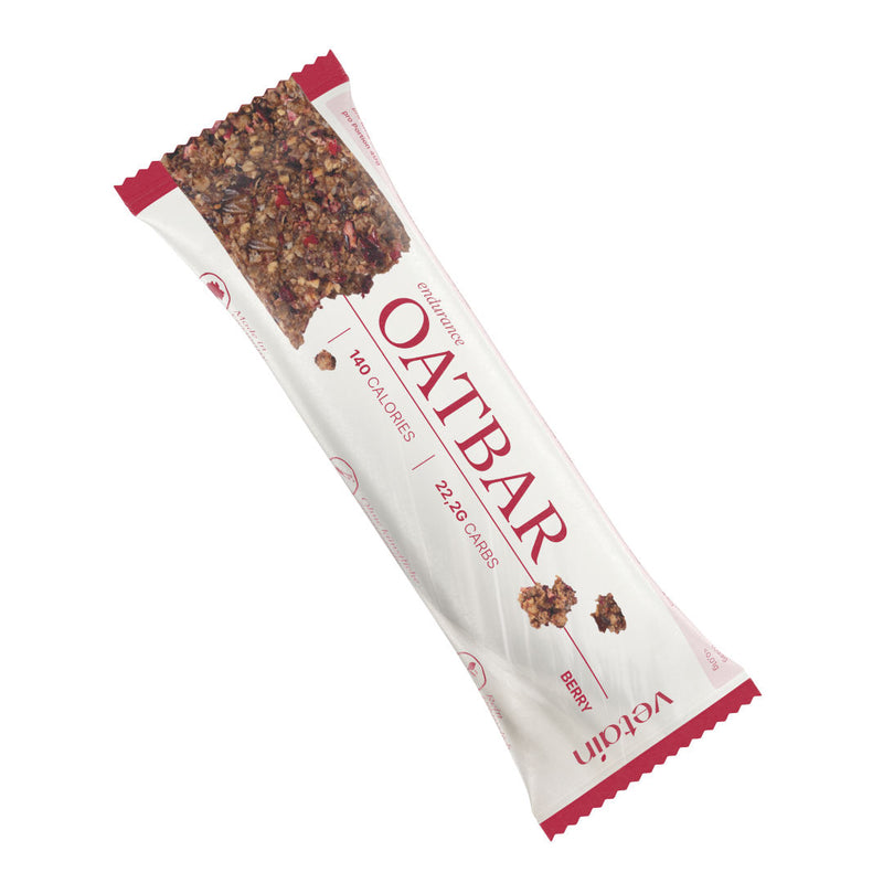 Verpackter Vetain Endurance Oatbar Berry mit sichtbarem Riegel oben, freigestellt vor weißem Hintergrund; 140 Kalorien, 22,2 g Carbs.