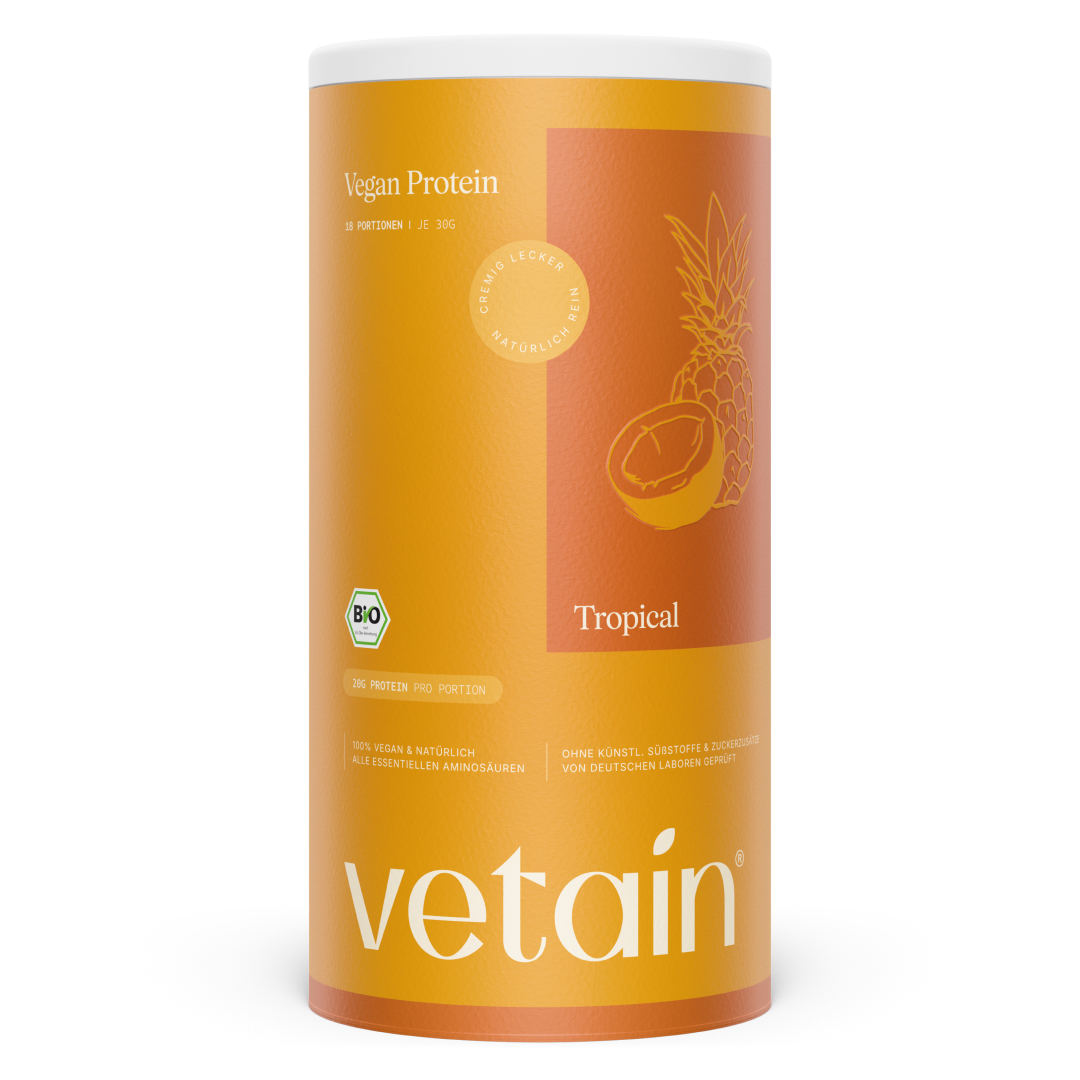 Vetain Vegan Protein Tropical in oranger Dose mit Ananas- und Kokos-Illustration, frontal und freigestellt vor weißem Hintergrund; Bio-Siegel, 20 g Protein pro Portion.