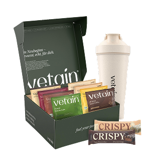 Vetain Probierbox in Dunkelgrün mit Protein-Probensachets in verschiedenen Sorten, cremefarbenem Shaker und zwei Crispy Proteinriegeln, freigestellt vor weißem Hintergrund.